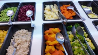Kendi salata istasyonunu kurmak için salata hazırlama, kişiselleştirilebilir salata deneyimi için çeşitli taze malzemeler sunma