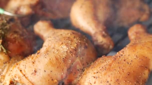 Άρωμα Των Μαριναρισμένων Μπούτι Κοτόπουλου Στη Σχάρα Καθώς Τσιρίζουν Πάνω — Αρχείο Βίντεο