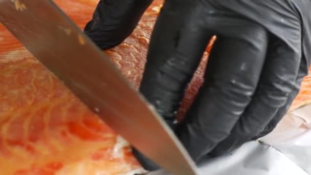厨师精雕细琢地将熏鲑鱼片切成薄片 展示了烹调美食的专业水平和精准程度 — 图库视频影像