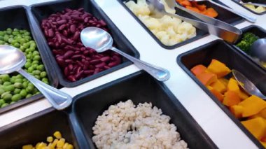 Kendi salata istasyonunu kurmak için salata hazırlama, kişiselleştirilebilir salata deneyimi için çeşitli taze malzemeler sunma