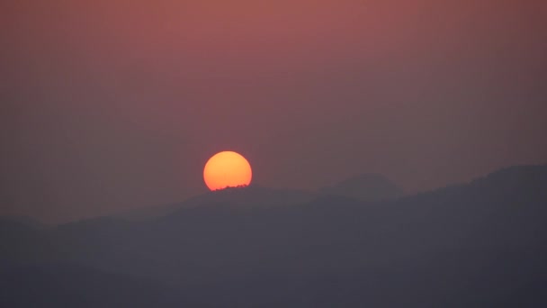 Piękno Słońca Zachodzącego Pokrytymi Mgłą Górami Hipnotyzującym Timelapse Uchwycającym Eteryczny — Wideo stockowe