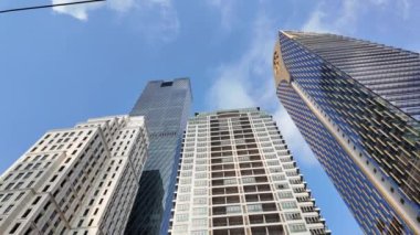 Bangkok 'un yüksek gökdelenleri mavi gökyüzüne karşı yükselirken, hareketli metropolün ufuk çizgisinde cam ve betonu harmanlıyorlar. Şehir keşfi, mimari gösteriler ve şehir manzarası için mükemmel.