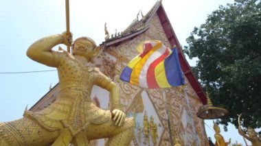 Buda heykellerinin kutsal güzelliğine tanık olun. Vesak 'taki tapınağı süsleyen, Buda' nın doğuşunu anan ve Budizm 'in özünü büyük bir saygıyla yayan..