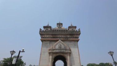 Patuxai Zafer Kemeri, Laos 'un gurur ve dayanıklılığının bir sembolü. Bağımsızlığın anısına inşa edilen bu mimari mucize, Vientiane 'in zeminine karşı dimdik ayakta duruyor ve panoramik görüşler sunuyor.