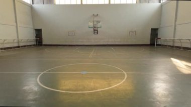 Terk edilmiş bir basketbol sahasının olduğu eski bir spor salonunu ziyaret ederek geçmişe git. Geçmiş oyunların yankıları boş uzayda yankılanır.