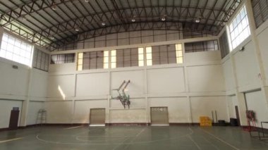 Terk edilmiş bir basketbol sahasının olduğu eski bir spor salonunu ziyaret ederek geçmişe git. Geçmiş oyunların yankıları boş uzayda yankılanır.