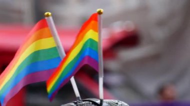 Bir LGBT Onur Yürüyüşü Festivali 'nin enerji ve kapsayıcılığını tecrübe edin. Katılımcılar renkli kıyafetler, canlı müzik ve güçlü bir sevgi ve eşitlik mesajı ile kutluyorlar..