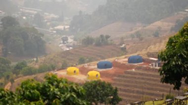 Kendinizi, doğanın ihtişamının ortasında görkemli bir kamp için göz kamaştırıcı bir ortam sunan, pitoresk bir dağ vadisine kurulmuş kubbe çadırlarıyla, açık hava lüksüne sokun..