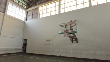 Terk edilmiş bir basketbol sahasının olduğu eski bir spor salonunu ziyaret ederek geçmişe git. Geçmiş oyunların yankıları boş uzayda yankılanır.