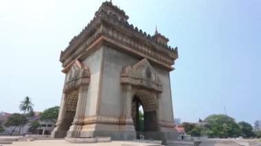 Patuxai Zafer Kemeri, Laos 'un gurur ve dayanıklılığının bir sembolü. Bağımsızlığın anısına inşa edilen bu mimari mucize, Vientiane 'in zeminine karşı dimdik ayakta duruyor ve panoramik görüşler sunuyor.