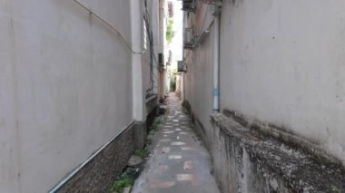 Dar bir sokak aralığının büyüleyici atmosferinde yürü. Dolambaçlı yol, şehrin mimari mirasının eşsiz karakterini gözler önüne seren tuhaf binalarla dolu..