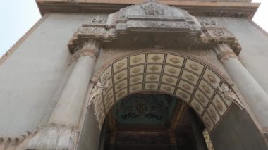 Patuxai Zafer Kemeri, Laos 'un gurur ve dayanıklılığının bir sembolü. Bağımsızlığın anısına inşa edilen bu mimari mucize, Vientiane 'in zeminine karşı dimdik ayakta duruyor ve panoramik görüşler sunuyor.