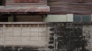 Tayland 'ın Chiang Mai kentindeki geleneksel bir evin mimari güzelliği beton zemin ve ahşap bir üst katla modern dayanıklılığı klasik Tayland işçiliğiyle harmanlıyor. Mükemmel.