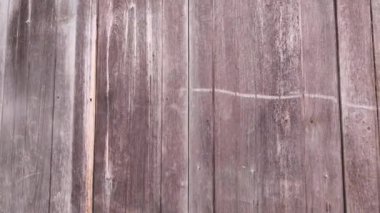 Ahşap grunge duvarın engebeli dokusu, şehir merkezleri, endüstriyel temalar ve sanatsal kompozisyonlar için mükemmel bir arka plan. Video arkaplanları, fotoğraf çekimleri ve tasarım projeleri için ideal