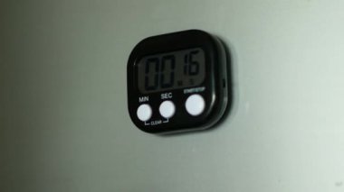 Buzdolabının üzerine monte edilmiş elektronik bir mutfak zamanlayıcısının kolaylığını tecrübe edin. Yemek pişirme ve yemek hazırlama işleri için hassas zaman yönetimi ve kolaylık sunar.