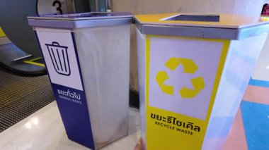 İçinde atık maddeleri olan bir çöp tenekesi, hiç insan olmadan uygun atık ayrımcılığını gösteriyor. Geri dönüşüm, atık yönetimi ve çevre uygulamaları konuları için ideal.