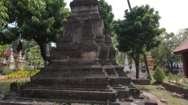 Bir taş taş taş, maneviyat ve barışı sembolize eden bir Budist tapınağının bahçesinde belirgin bir şekilde duruyor. Stupa, sık sık meditasyon ve ayinler için kullanılan önemli bir dini anıttır..