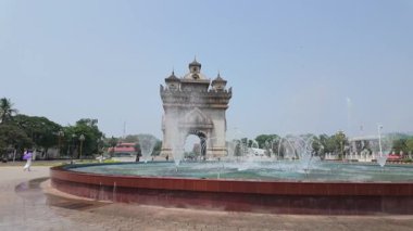 Vientiane, Laos 'taki Patuxai Zafer Anıtı, bir çeşmeyle gün ışığında parıldıyor ve gururla duruyor.