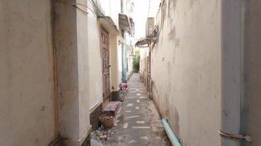 Dar bir sokak aralığının büyüleyici atmosferinde yürü. Dolambaçlı yol, şehrin mimari mirasının eşsiz karakterini gözler önüne seren tuhaf binalarla dolu..
