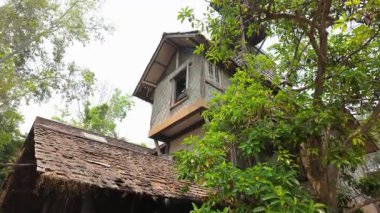 Eski ahşap bir malikane. Karmaşık ve geleneksel mimari sergileniyor. Tarih, miras ve kırsal yaşam ile ilgili konular için ideal