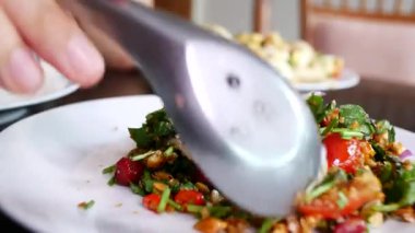 Kel bir kadın mutfağında öğle yemeği yiyor. Asya 'da Expat