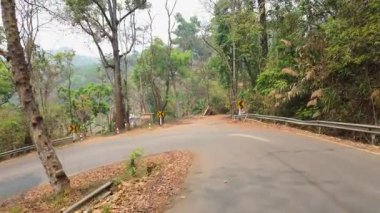 Keskin bir virajla dönen dağ yolu yılanın zorlu ve manzaralı doğasını gözler önüne seriyor. Seyahat, macera ve dağlık arazi ile ilgili kavramları resmetmek için ideal.