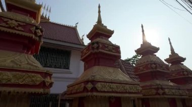 Güneşin aydınlattığı kubbelerin ve aptalların yer aldığı bir Asya tapınağının çarpıcı görüntüsü. Video, tapınağın dinsel mimarisini ve huzurlu atmosferini yakalıyor..