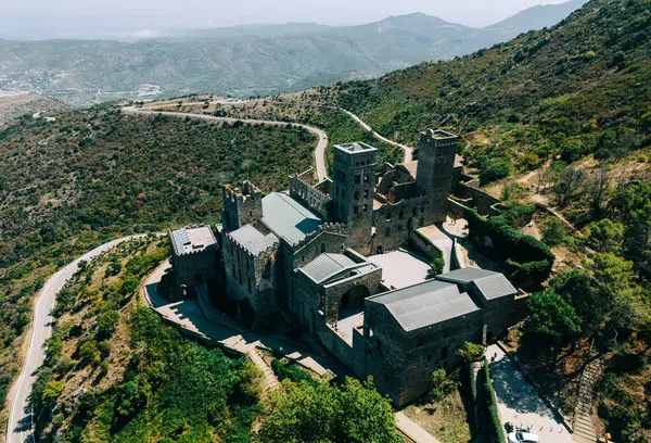Ilmakuva Muinaisesta Luostarista Espanjan Karuilla Vuorilla tekijänoikeusvapaita kuvapankkikuvia