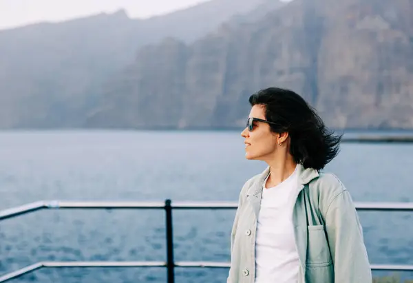 Nainen Seisoo Päin Merta Teneriffalla Kanariansaarilla Katsellen Kaukaisuuteen Miettien Elämää kuvapankkikuva