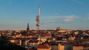 Kırmızı çatıları ve günışığında modern kulesi olan tarihi şehrin panoramik manzarası