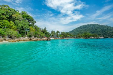 Beyaz kum ve kristal berrak su Teluk Pauh plajı, Perens adası, Malezya