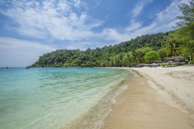Beyaz kum ve kristal berrak su Teluk Pauh plajı, Perens adası, Malezya