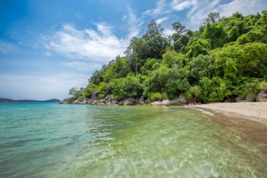 Beyaz kum ve kristal berrak su Teluk Pauh plajı, Perens adası, Malezya