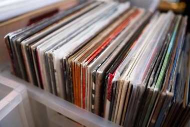 Bir kutu retro vinil satış plağı. Plak çalar için eski klasik müzik satın al