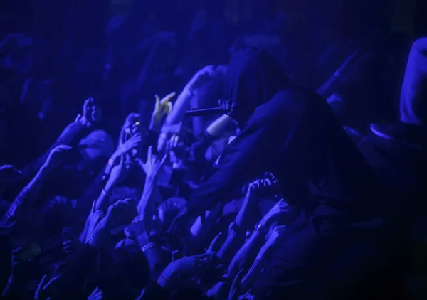 Karanlık Gece Kulübünde Sahne Alan Havalı Rap Şarkıcısının Silueti Kapüşonlu — Stok fotoğraf
