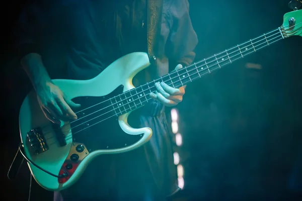 Basszusgitáros Szólószerepet Játszik Rock Koncerten Professzionális Gitáros Élőben Színpadon — Stock Fotó