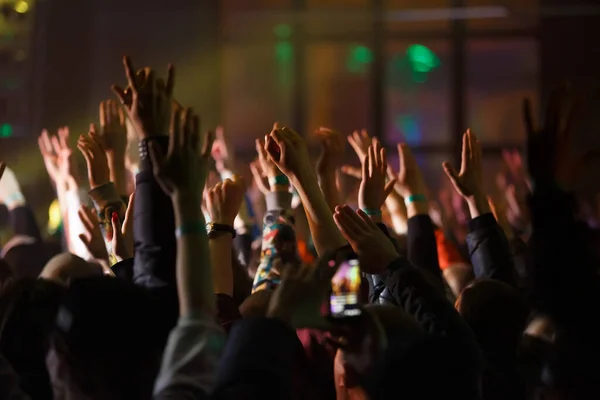 Multidão Concertos Pôs Mãos Pista Dança Grupo Jovens Felizes Desfrutando — Fotografia de Stock