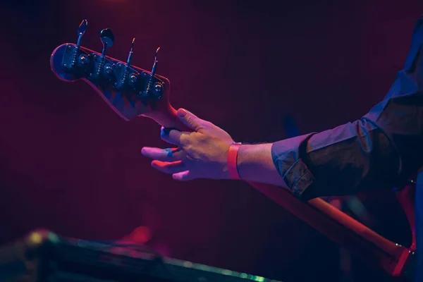 Basgitarrist Spelar Soloroll Konsertscenen Professionell Gitarrist Som Uppträder Live Rockshow — Stockfoto