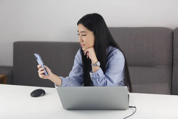 Bipoc Female Vietnam Communicating Online New Smart Phone Beautiful Asian — Stockfoto