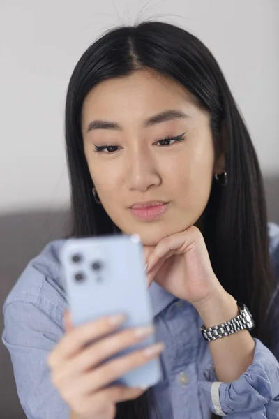 Portrait Beautiufl Vietnamese Girl Using Modern Smart Phone Pretty Young — Stockfoto