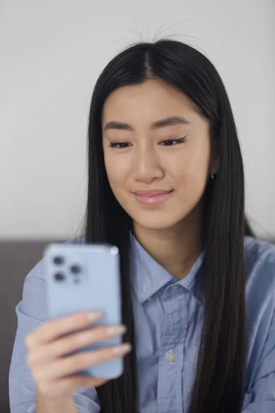 Portrait Beautiful Asian Girl Browsing Mobile App Smart Phone Cheerful — Stockfoto