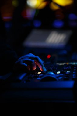 Sahne ışıkları mühendisi panelde konser ışıklandırmasını ayarlıyor