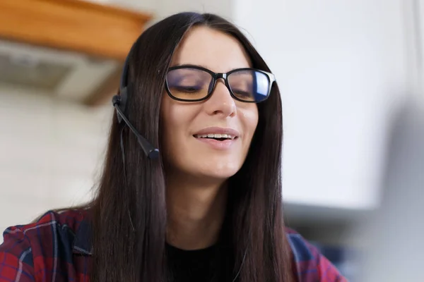 Portrait Cheerful Young Woman Wearing Headset Microphone Friendly Online Support — 图库照片