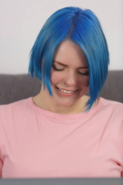 Портрет Счастливой Белой Женщины Голубыми Волосами Работающей Дома Компьютером Веселая — стоковое фото