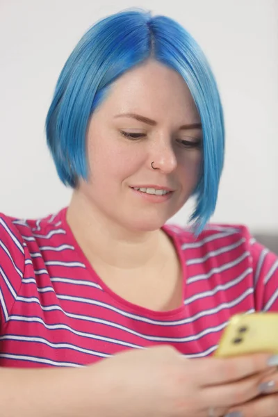 Modern Akıllı Telefonu Iletişim Için Kullanan Mavi Saçlı Beyaz Kadın — Stok fotoğraf