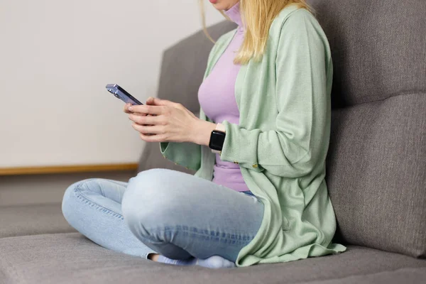 Mulher Adulta Sentada Sofá Digitando Uma Mensagem Telefone Inteligente Pessoa — Fotografia de Stock