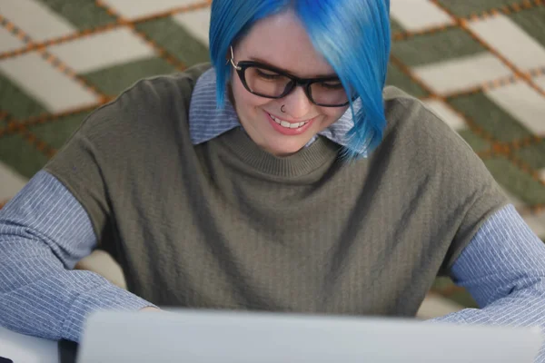 Retrato Mulher Feliz Milenar Com Cabelo Azul Trabalhando Laptop Mulher — Fotografia de Stock