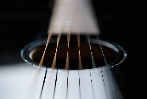 Черная Акустическая Гитара Крупным Планом Отверстие Металлические Нити Фокусе — стоковое фото