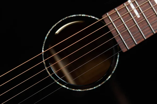 Gitarın Ses Deliği Telleri Yukarıdan Düz Bir Şekilde Çekilmiş Güzel — Stok fotoğraf