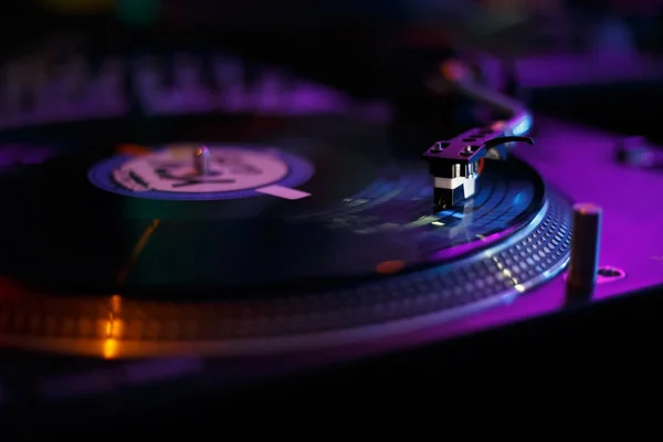 Vinyl Lemezjátszó Közelről Lemezjátszó Zenét Játszik Hip Hop Party Éjszakai — Stock Fotó